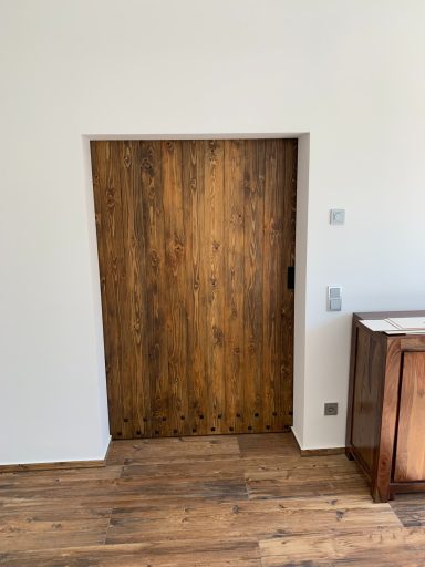 Holztür mit einfacher, rustikaler Optik in einem modernen Raum.